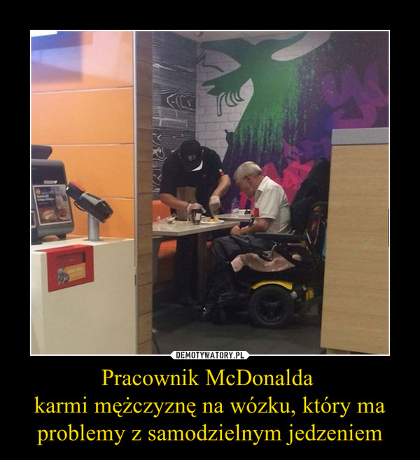 Pracownik McDonalda karmi mężczyznę na wózku, który ma problemy z samodzielnym jedzeniem –  