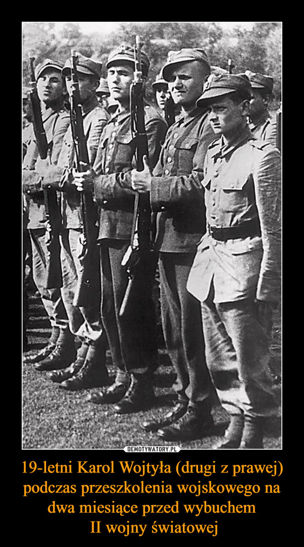 19-letni Karol Wojtyła (drugi z prawej) podczas przeszkolenia wojskowego na dwa miesiące przed wybuchem II wojny światowej –  
