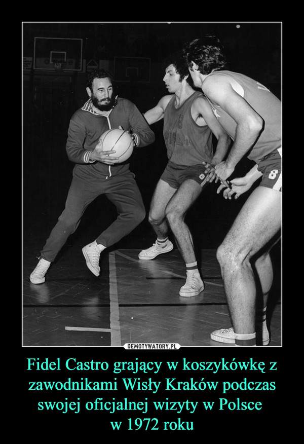 Fidel Castro grający w koszykówkę z zawodnikami Wisły Kraków podczas swojej oficjalnej wizyty w Polsce w 1972 roku –  