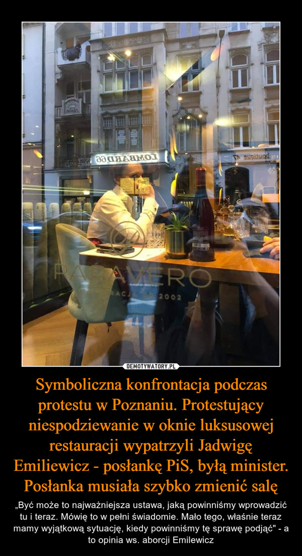 Symboliczna konfrontacja podczas protestu w Poznaniu. Protestujący niespodziewanie w oknie luksusowej restauracji wypatrzyli Jadwigę Emiliewicz - posłankę PiS, byłą minister. Posłanka musiała szybko zmienić salę