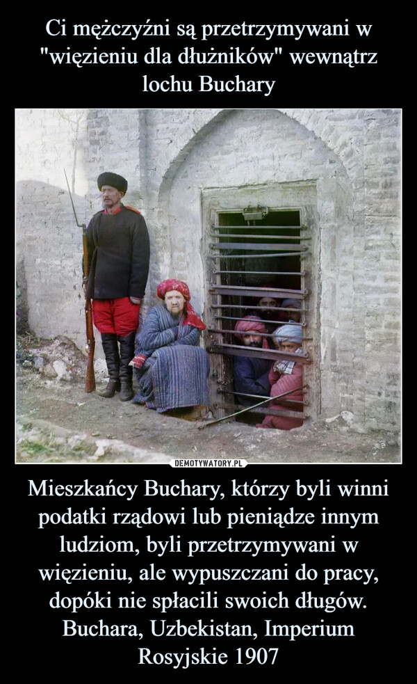 Ci mężczyźni są przetrzymywani w "więzieniu dla dłużników" wewnątrz lochu Buchary Mieszkańcy Buchary, którzy byli winni podatki rządowi lub pieniądze innym ludziom, byli przetrzymywani w więzieniu, ale wypuszczani do pracy, dopóki nie spłacili swoich długów. Buchara, Uzbekistan, Imperium Rosyjskie 1907
