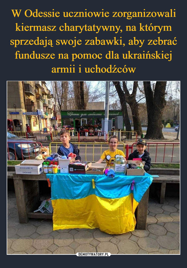 W Odessie uczniowie zorganizowali kiermasz charytatywny, na którym sprzedają swoje zabawki, aby zebrać fundusze na pomoc dla ukraińskiej armii i uchodźców
