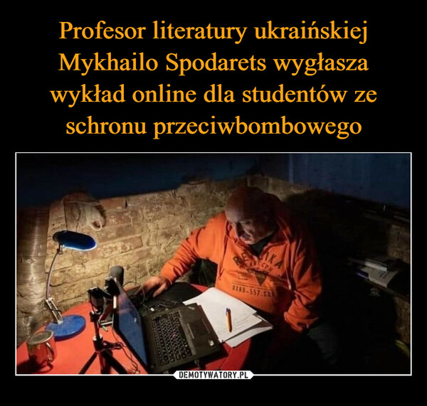 Profesor literatury ukraińskiej Mykhailo Spodarets wygłasza wykład online dla studentów ze schronu przeciwbombowego