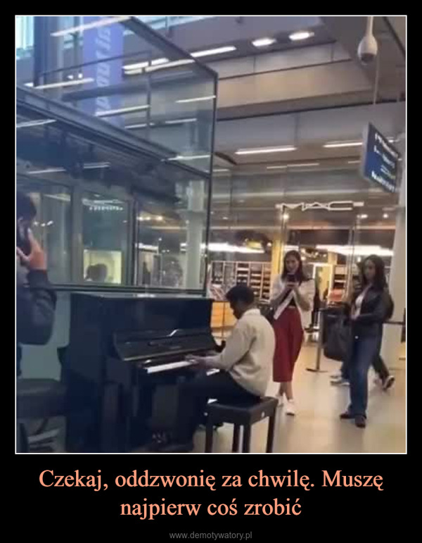 Czekaj, oddzwonię za chwilę. Muszę najpierw coś zrobić –  