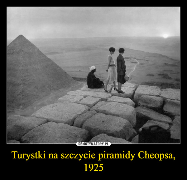 Turystki na szczycie piramidy Cheopsa, 1925