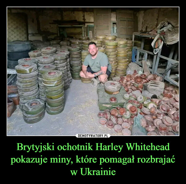 Brytyjski ochotnik Harley Whitehead pokazuje miny, które pomagał rozbrajać w Ukrainie –  jo