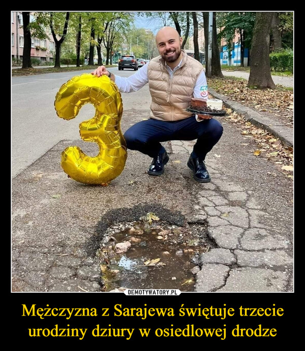 Mężczyzna z Sarajewa świętuje trzecie urodziny dziury w osiedlowej drodze –  