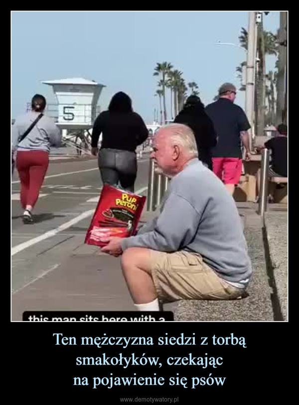 Ten mężczyzna siedzi z torbą smakołyków, czekającna pojawienie się psów –  LA5PUPPeronthis man sits here with abag of treats waiting for dogs toshow up